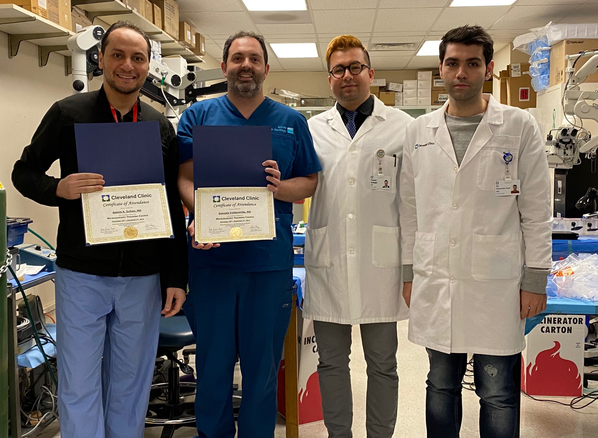 Dr. Valdevenito recibiendo certificado en Cleveland Clinic